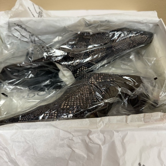 Donald J. Pliner slip on mule, kitten heel. - Picture 2 of 9